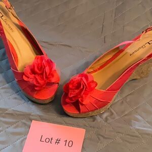 NWOT C L LAUNDRY satin upper peep toe wedges in size 11